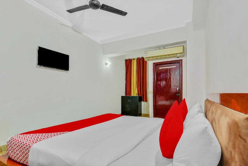 Газиабад: OYO 86315 Yash Hotel