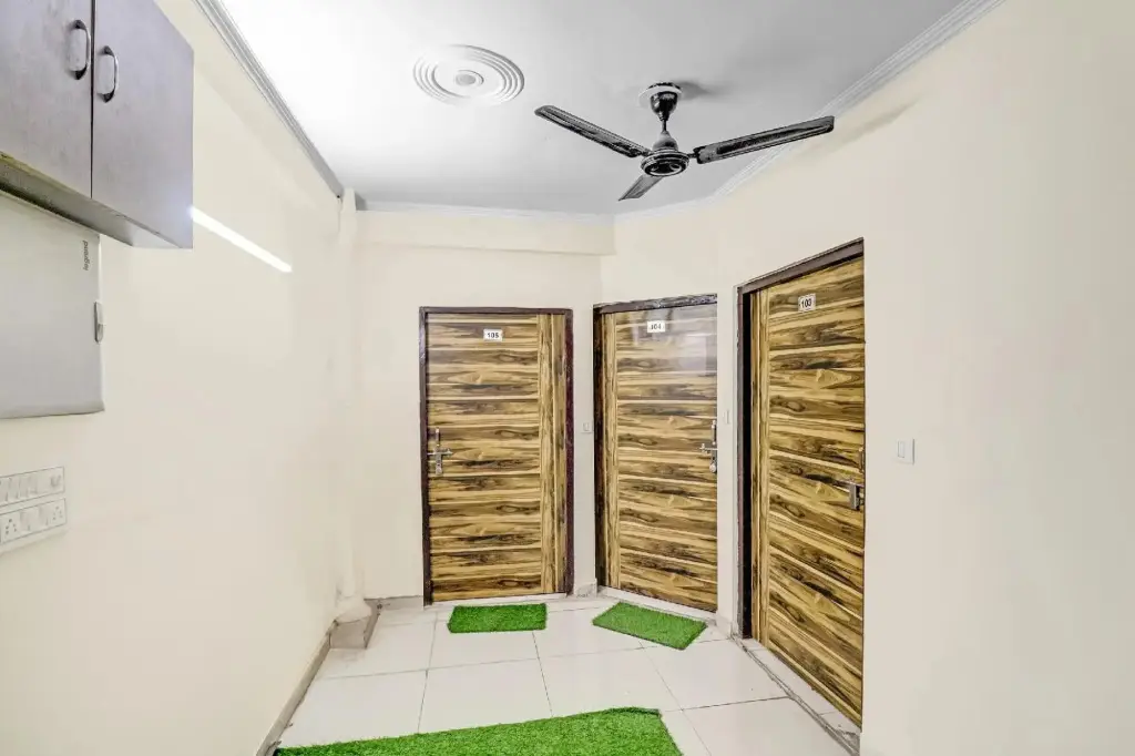 Газиабад: OYO 86348 Hotel crossing republik