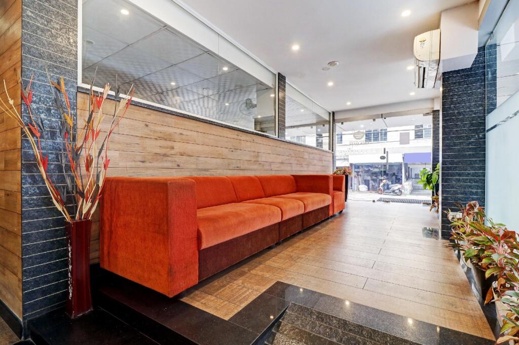 OYO Townhouse 595 Majestic Inn — фото 1