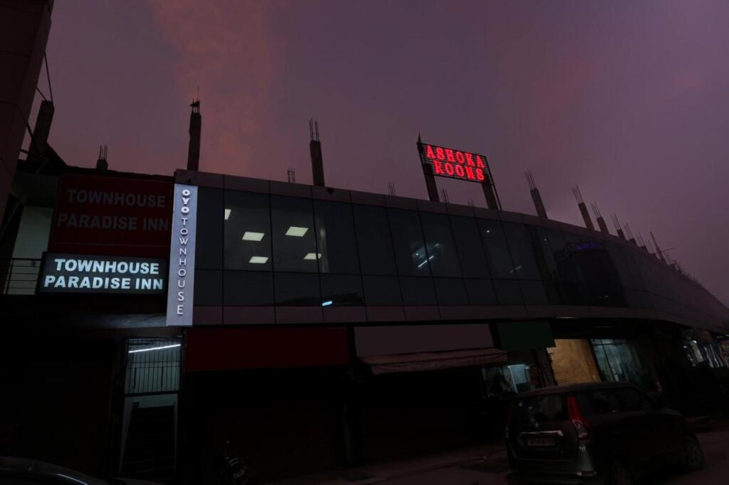 OYO Townhouse 1062 Paradise Inn Near Noida Sector 51 Metro Station — фото 1