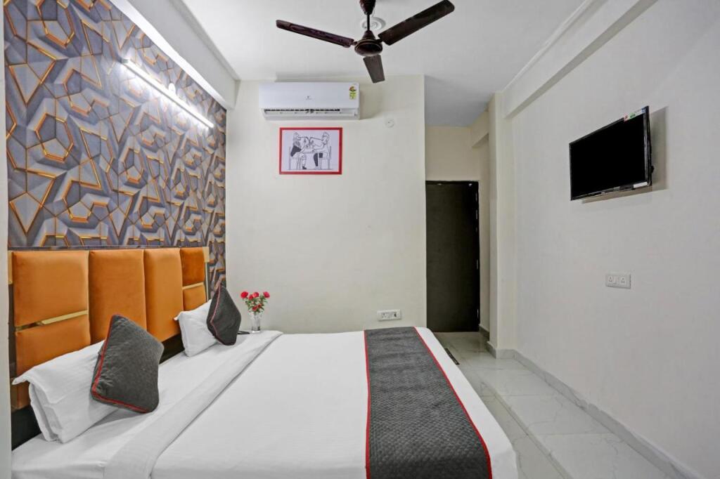 Нойда: OYO Townhouse 1062 Paradise Inn Near Noida Sector 51 Metro Station