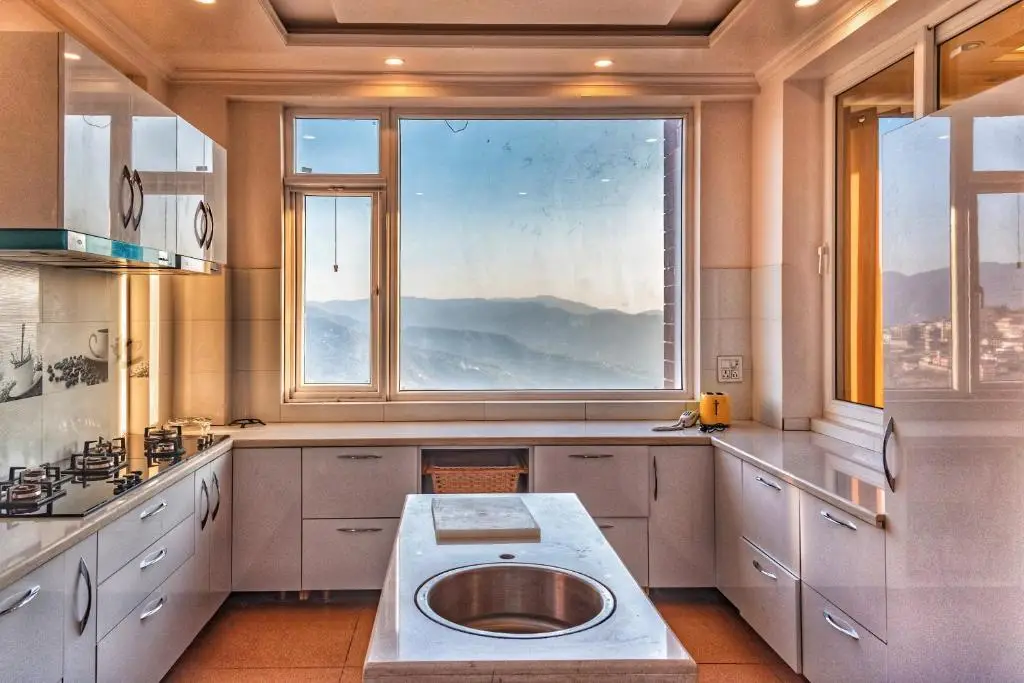 Шимла: The White Haven Homestay I Rooms & Kitchen