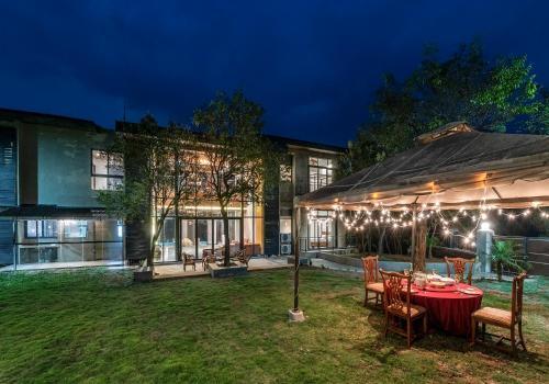 SaffronStays Falcon Hill, Lonavala - luxury villa with infinity pool near Lion's Point — фото 1