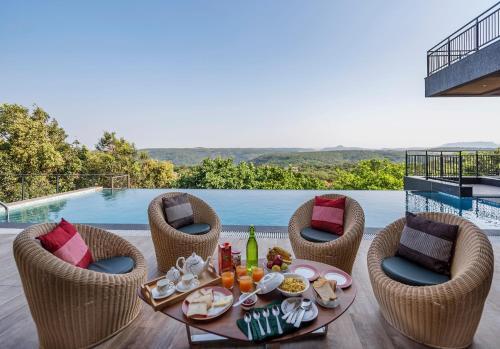 Хандала: SaffronStays Falcon Hill, Lonavala - luxury villa with infinity pool near Lion's Point
