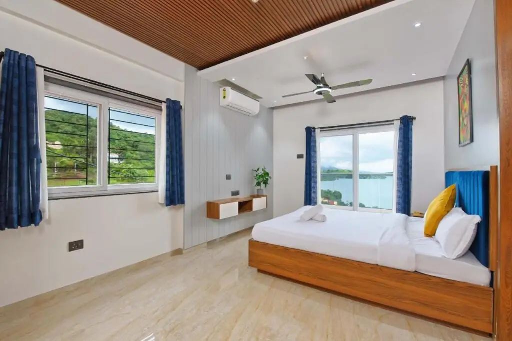 Лаваса: SaffronStays Riverdale, Mulshi - Lakefront villa with pool and mountain view