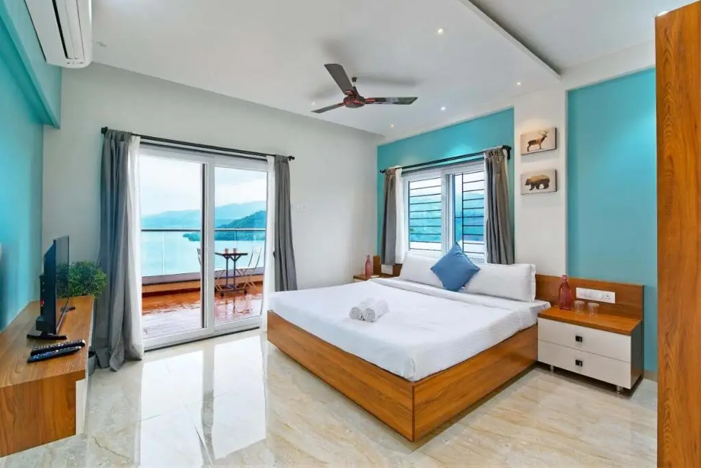 Лаваса: SaffronStays Riverdale, Mulshi - Lakefront villa with pool and mountain view
