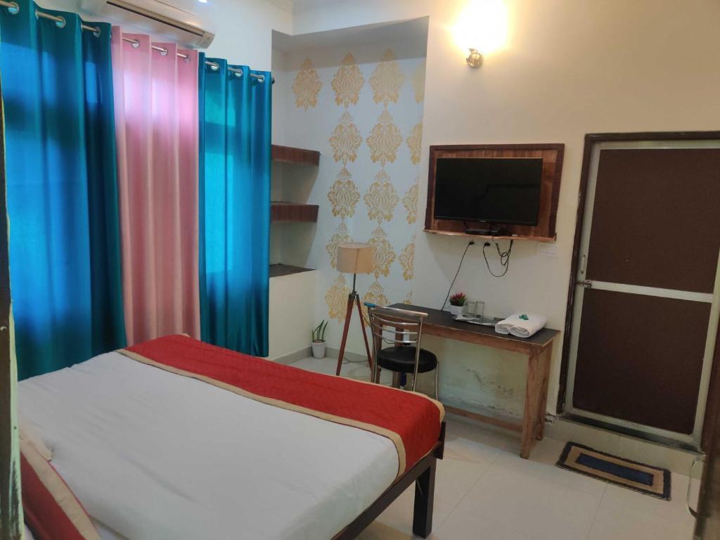 Ачрол: Oyo 93263 Rajwada Hotel And Restaurant