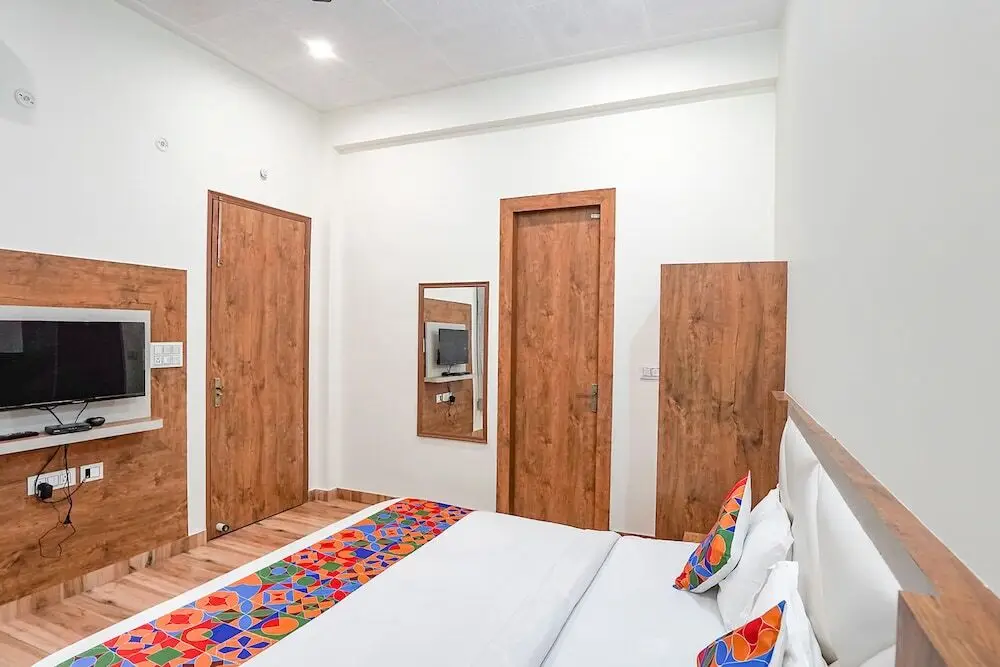 Агра: FabHotel Sirtaj Suits