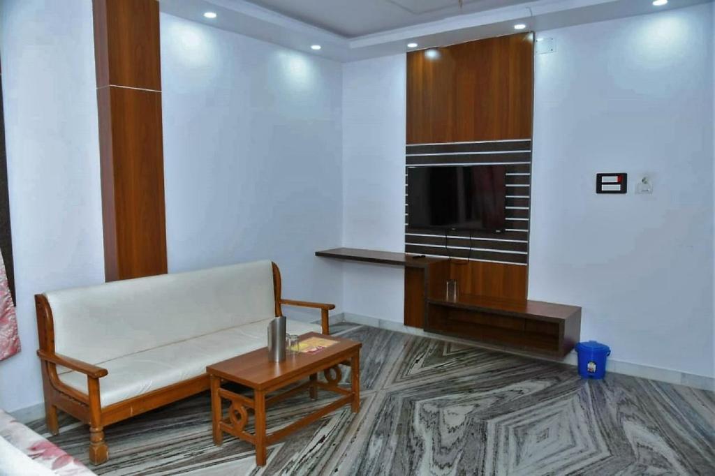 Деогхар: STAYMAKER Aditya Plaza