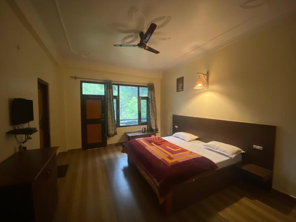 Касоль: The Royal Orchard Kasol