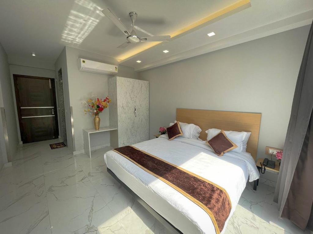 Гуруграм: The Empire - Signature Tower,Cyber City, Gurgaon