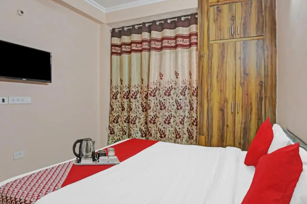 Нойда: OYO 88263 R S Residency