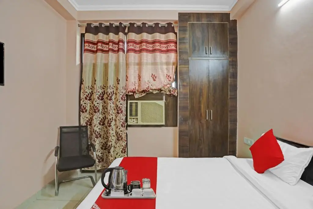 Нойда: OYO 88263 R S Residency