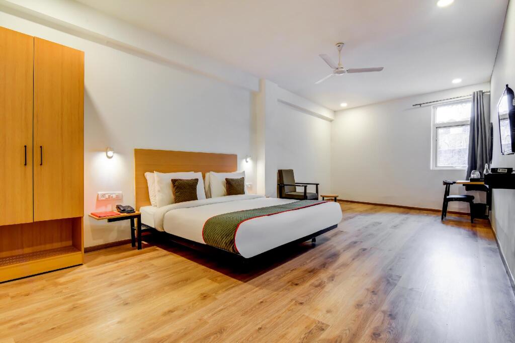 Праяградж: OYO Townhouse 402 HOTEL Santosh Palace