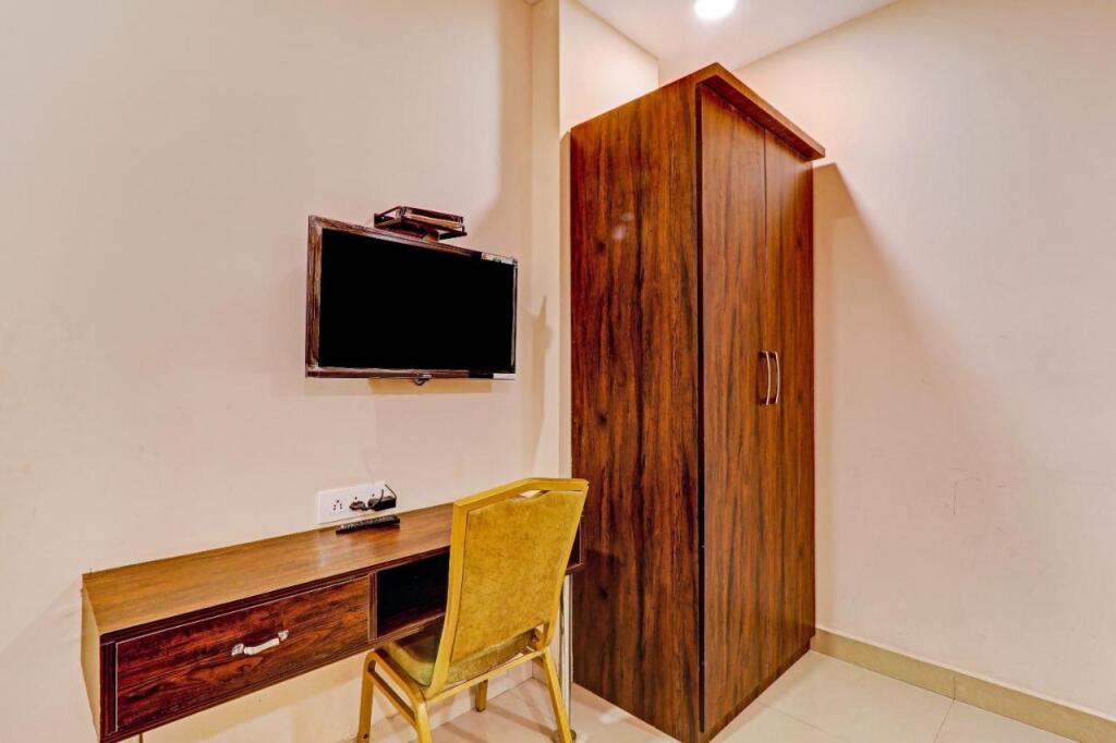 Праяградж: Hotel Golden Apple