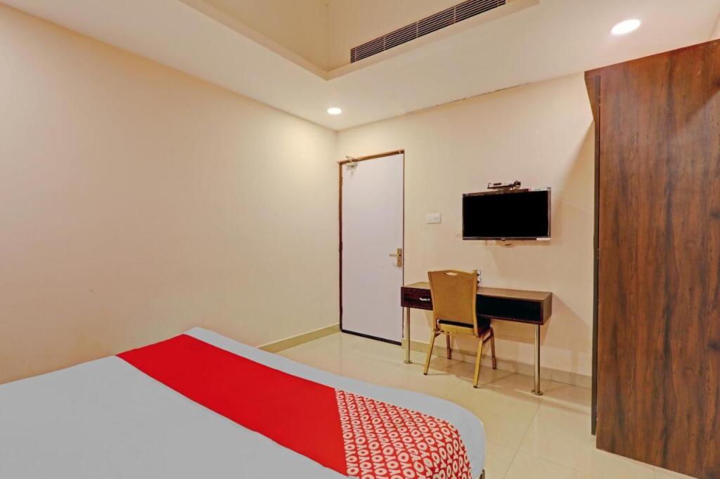 Праяградж: Hotel Golden Apple