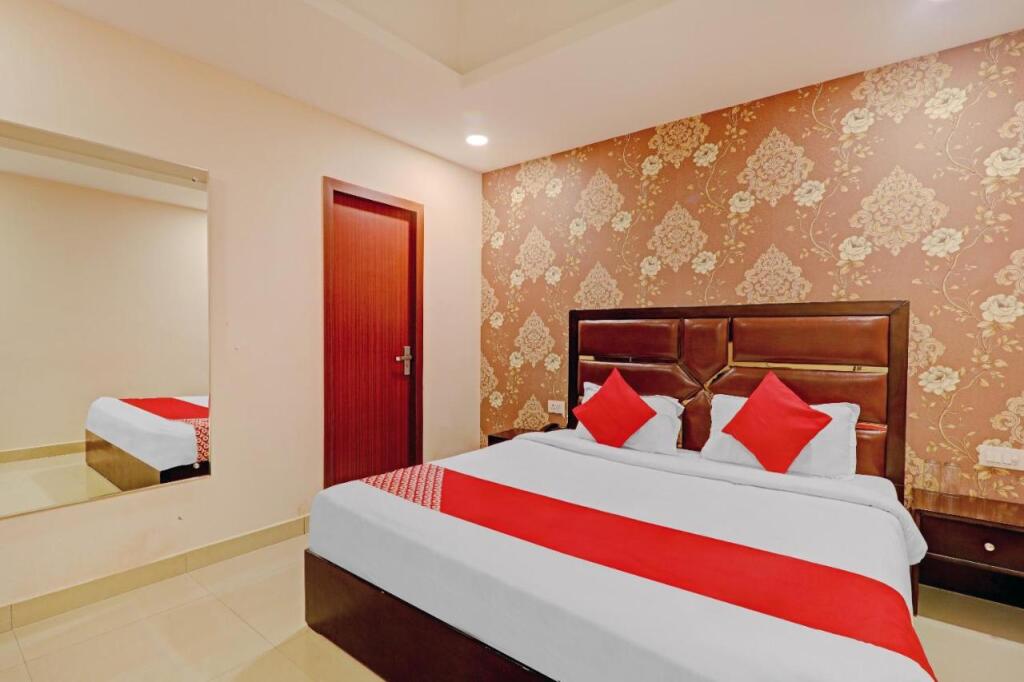 Праяградж: Hotel Golden Apple