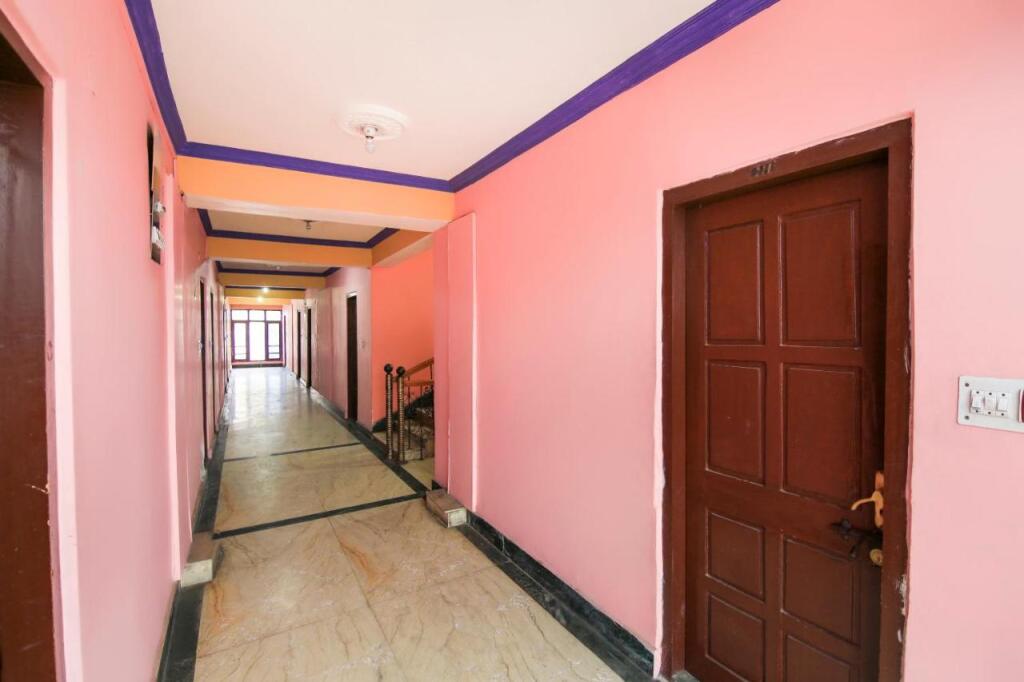 Шринагар: OYO Collection O 67515 Hotel Ishfan