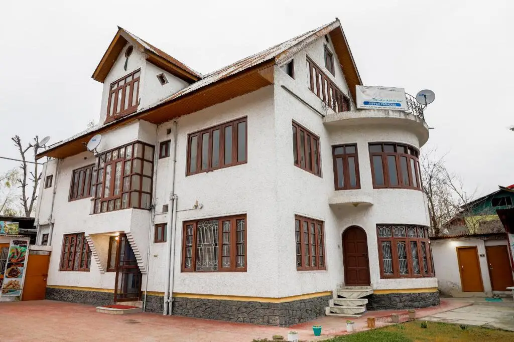 Шринагар: OYO Flagship 72127 Hotel New Crown