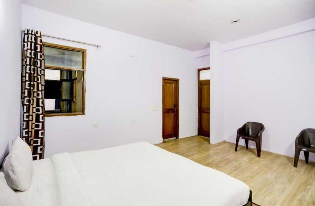 Мератх: Oyo 93687 Hotel Galaxy Red Inn
