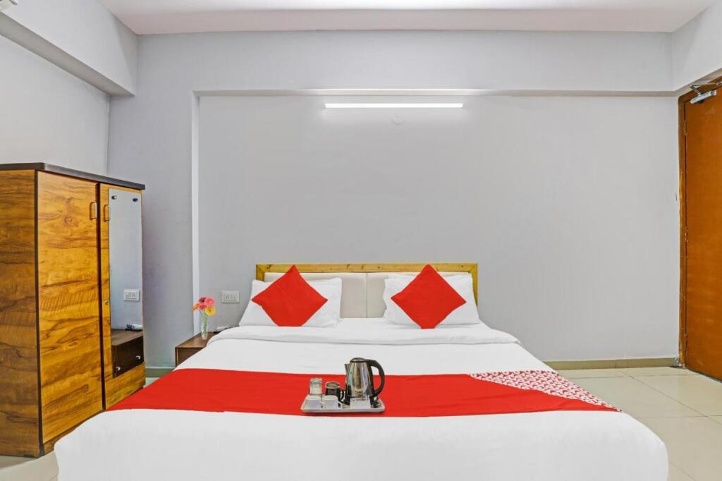 Сурат: Oyo Flagship 93179 Hotel Way Point