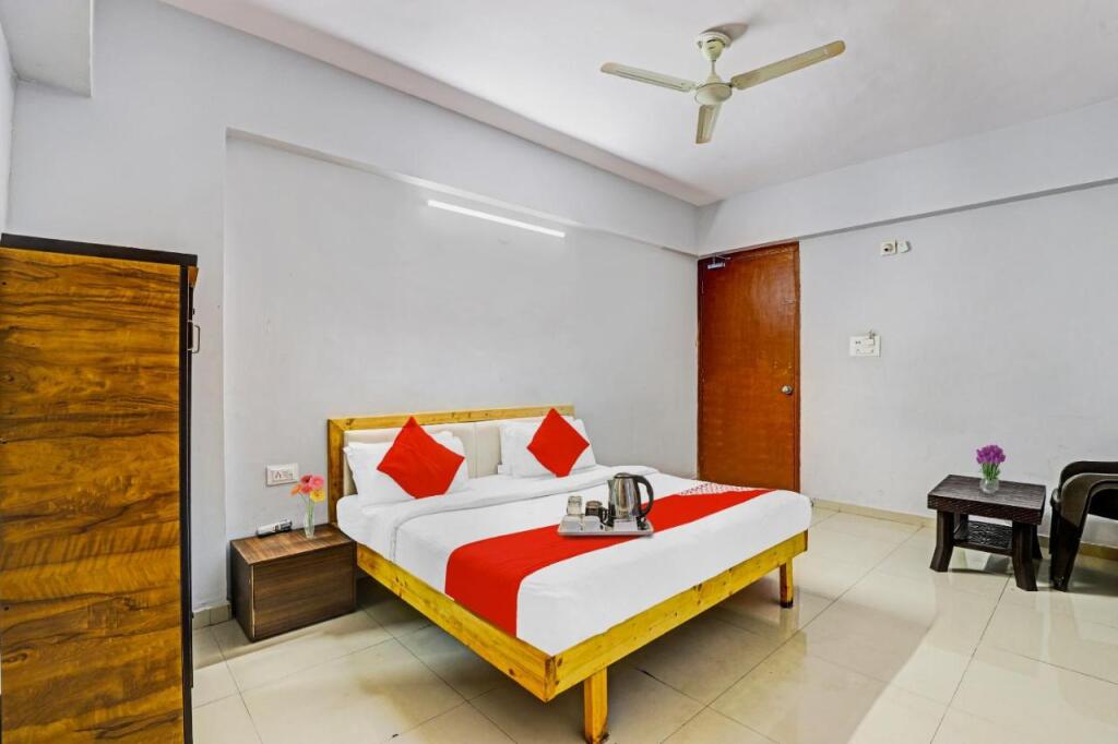 Сурат: Oyo Flagship 93179 Hotel Way Point