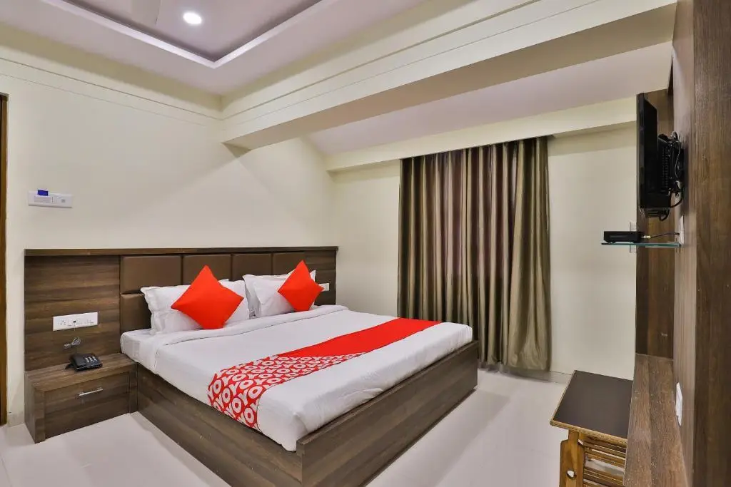 Тхане: CAPITAL O74145 Hotel Prince Residency