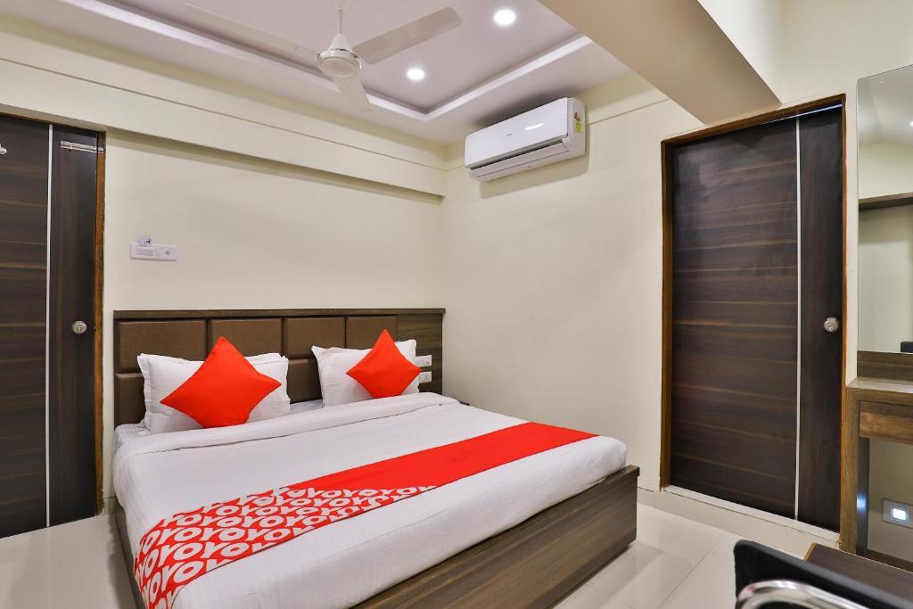 Тхане: CAPITAL O74145 Hotel Prince Residency
