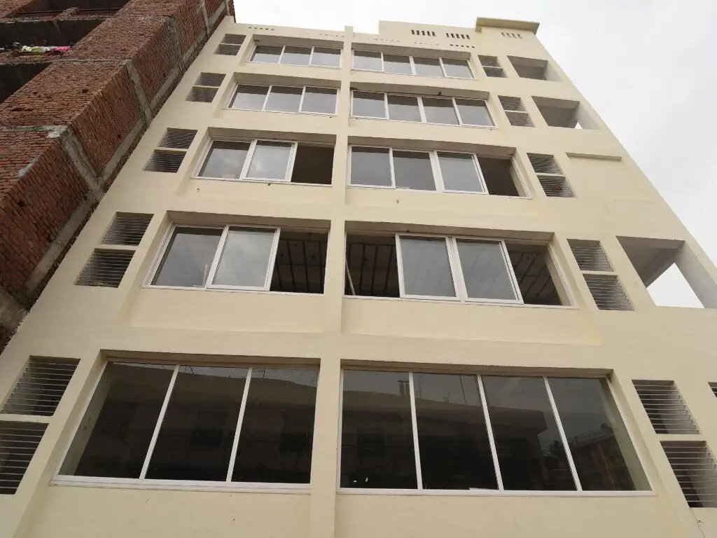 Нойда: Vaccinated Staff- Capital O 13310 Noida Suites