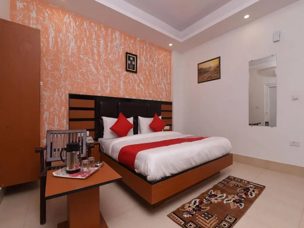 Нойда: Vaccinated Staff- Capital O 13310 Noida Suites