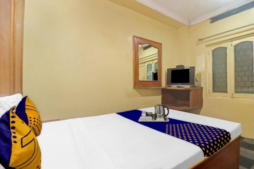Хидерабад: OYO 91284 Ambica Lodge
