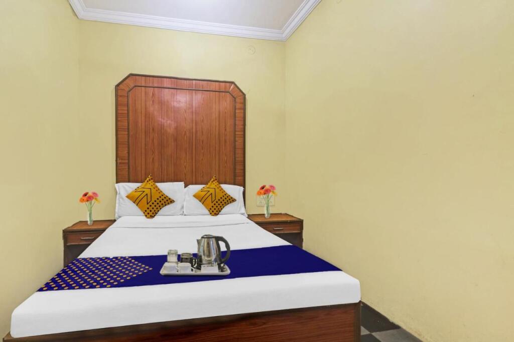Хидерабад: OYO 91284 Ambica Lodge