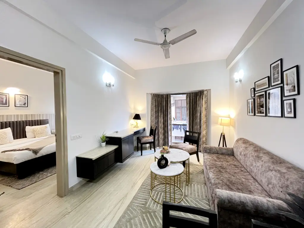Гуруграм: Bedchambers Luxurious 1Bhk Serviced Apartment