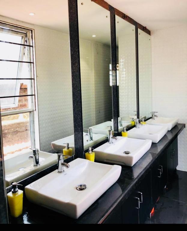 Колката: Hotel Orchid Inn (male only)