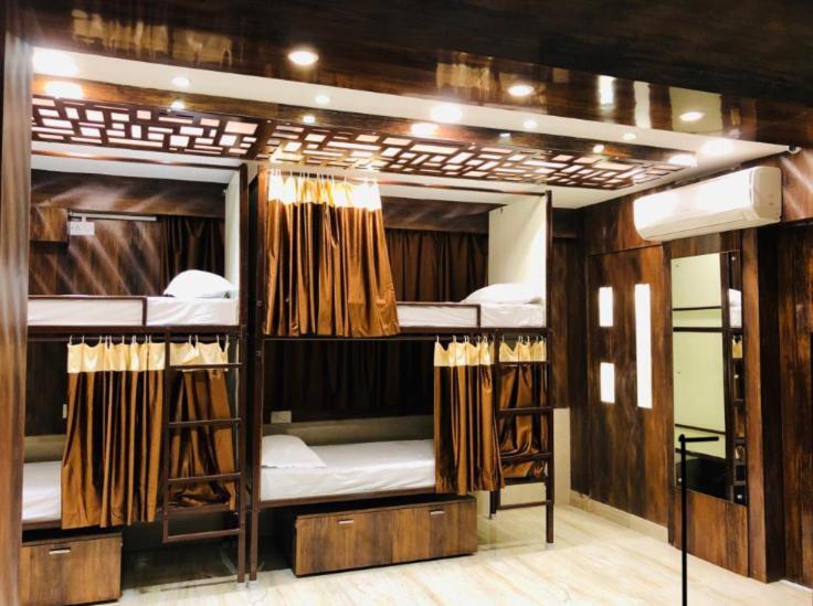 Колката: Hotel Orchid Inn (male only)