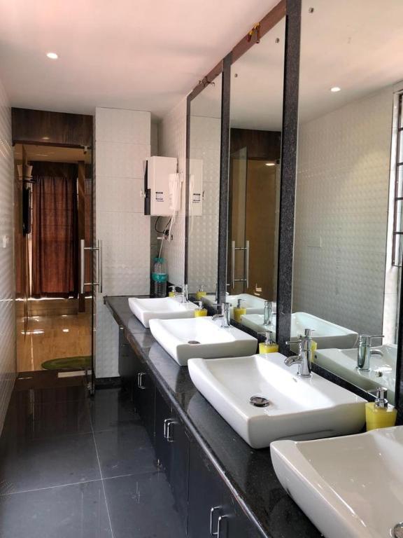 Колката: Hotel Orchid Inn (male only)