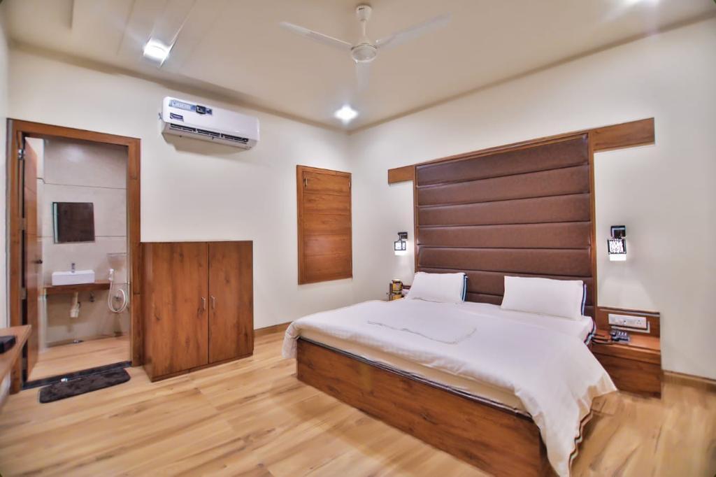 Вриндаван: Hotel Heera Emerald