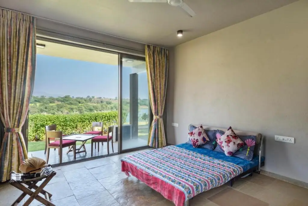 Игатпури: Saffronstays Rose Vineyard by the Lake
