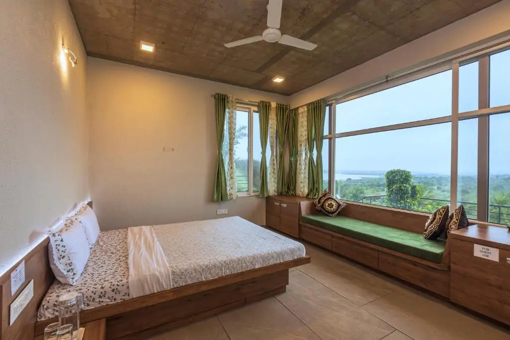 Игатпури: SaffronStays Serenity