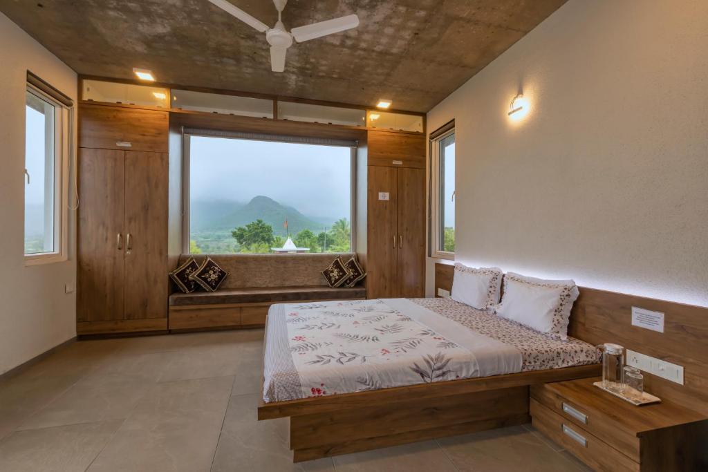 Игатпури: SaffronStays Serenity