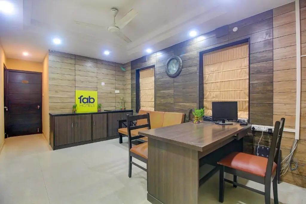 Колката: FabHotel Four Seasons