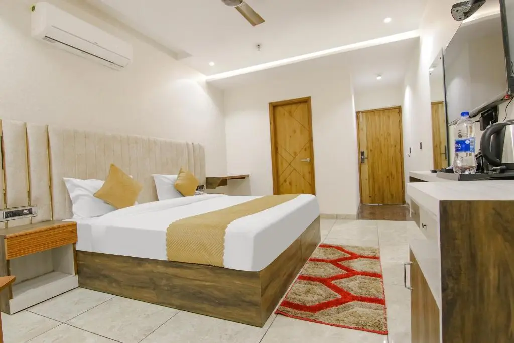 Мохали: Fabhotel Prime The Eminence