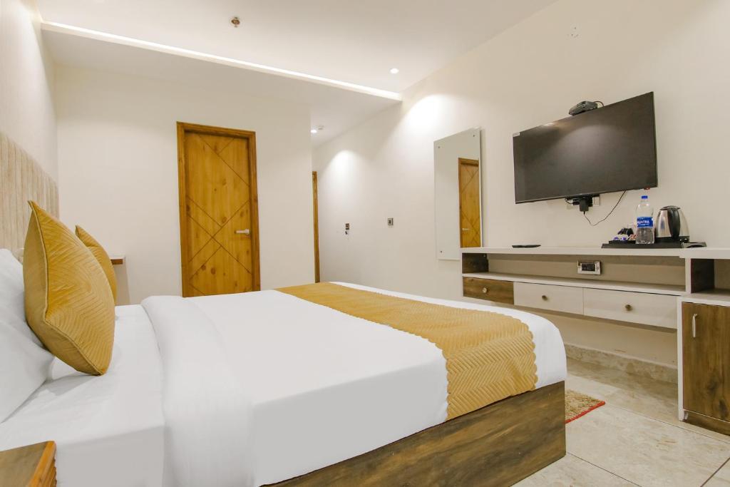 Мохали: Fabhotel Prime The Eminence