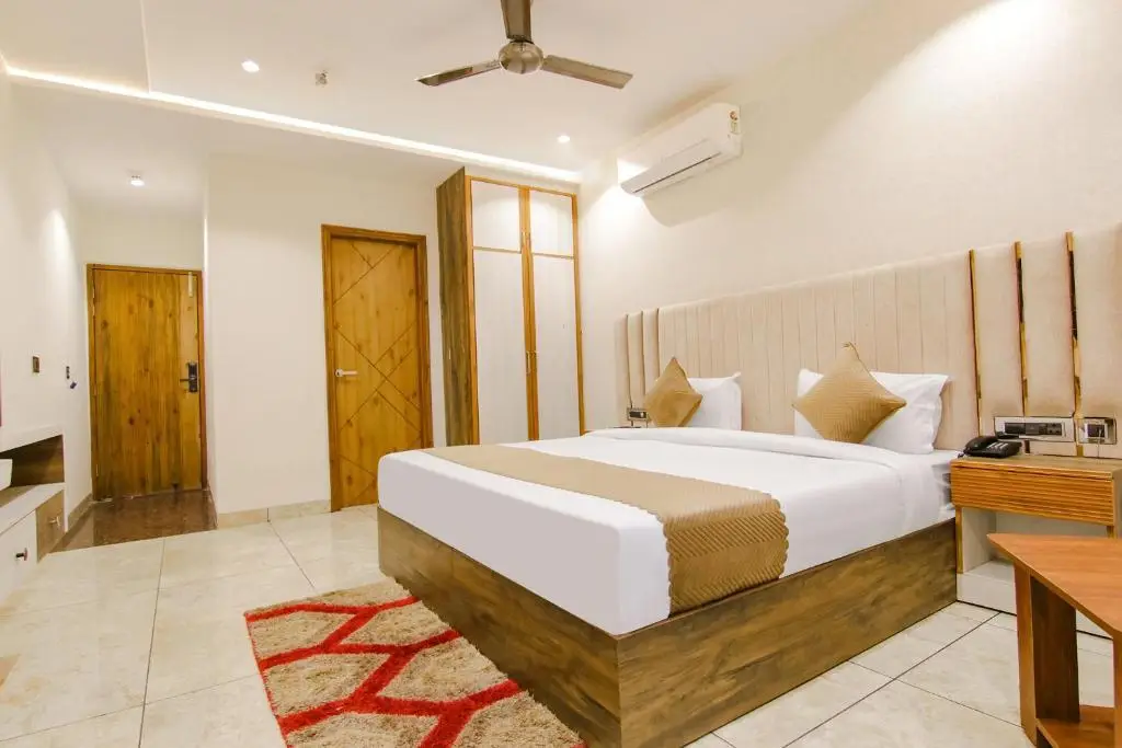 Мохали: Fabhotel Prime The Eminence