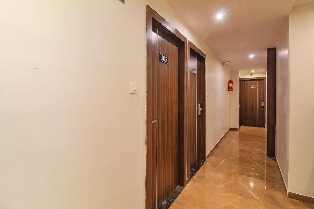 Мумбаи: FabHotel Seven Olives