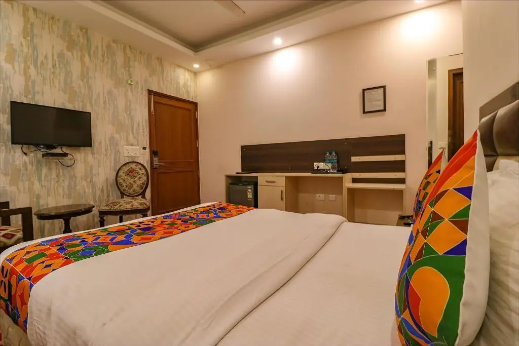 Нью-Дели: FabHotel Nirvana Suites