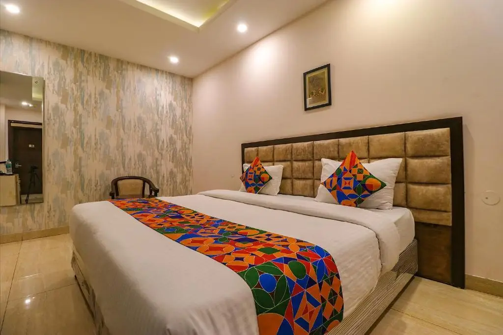 Нью-Дели: FabHotel Nirvana Suites