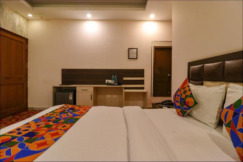 Нью-Дели: FabHotel Nirvana Suites