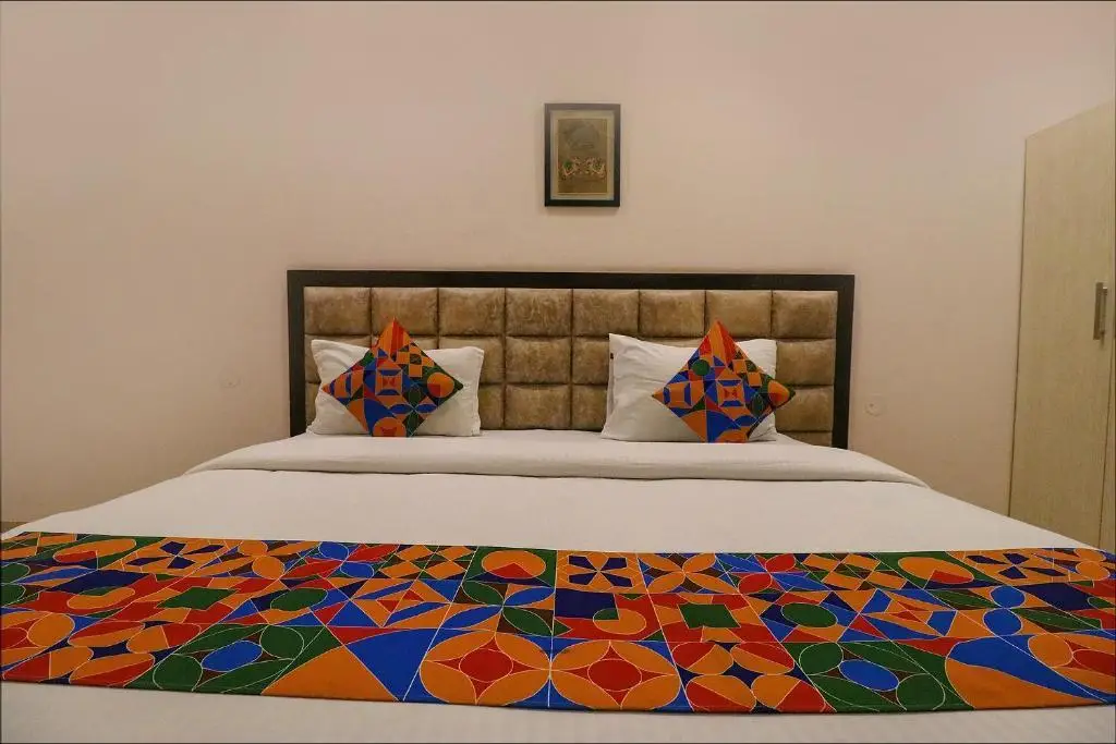 Нью-Дели: FabHotel Nirvana Suites