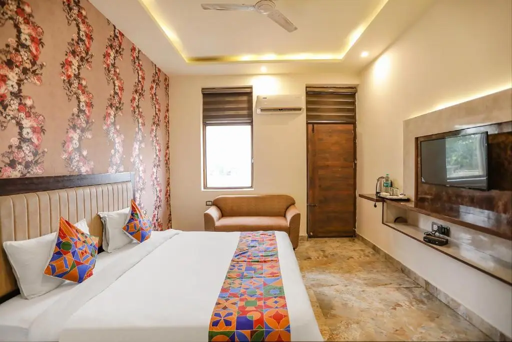 Нойда: FabHotel Enaya Residency